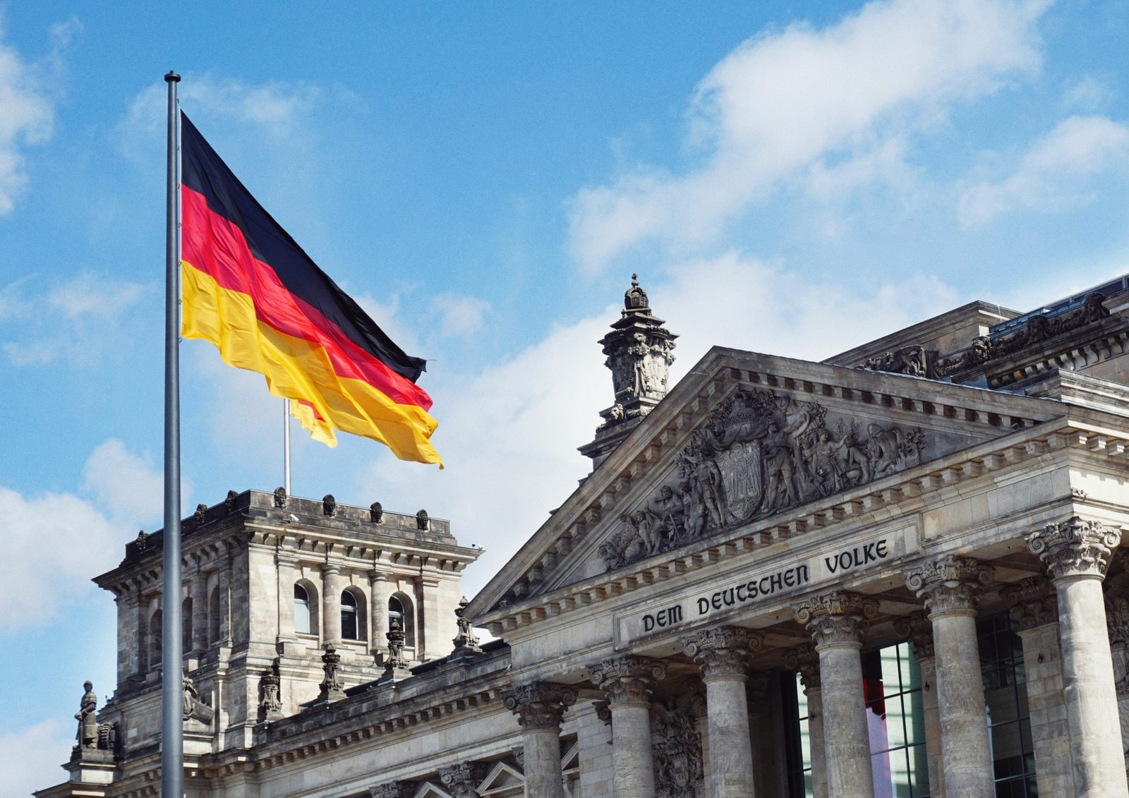 Illustration for the article Germany: An Economy in Slowdown Amid Industrial Crisis and New Global Challenges